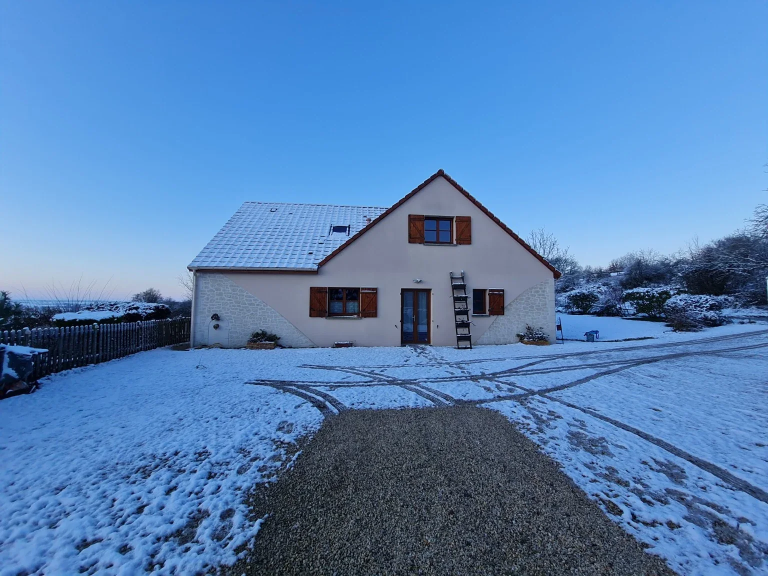 Maison sous la neige