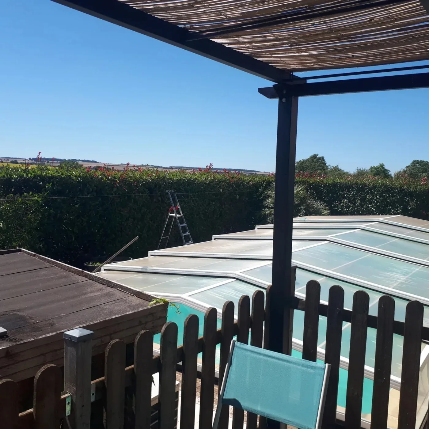 Vue de la piscine depuis la terrasse