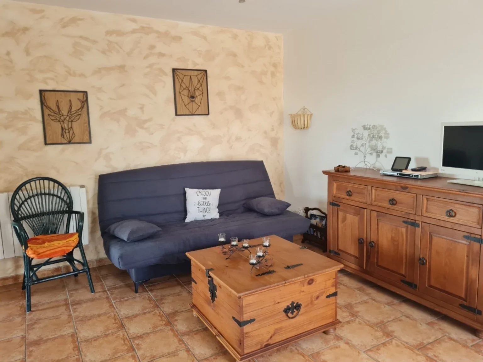 Séjour du gîte avec canapé gris foncé